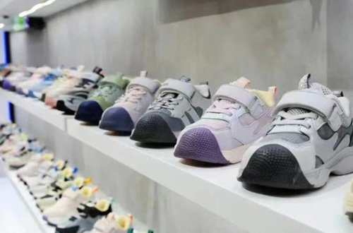 Brisez Le Verrouillage Bas De Gamme, Voyez Comment La Marque De Chaussures Pour Enfants Wenling Se Démarre